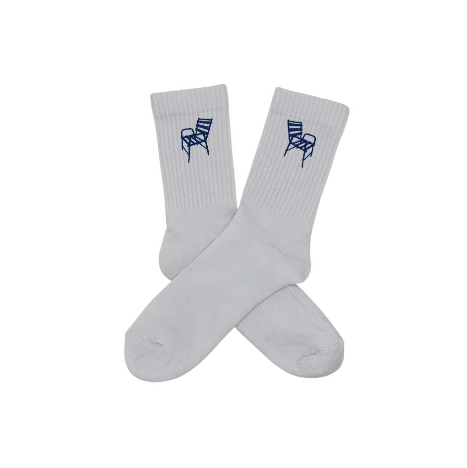 Chaussettes blanches hautes, 100% coton. Personnalisation des chaussettes grâce à des broderies. Il faut choisir parmi un choix de broderies dessinées à la main sur le thème de l’été sur la Côte d’Azur dans les Alpes Maritimes, 06. La broderie est présente sur le côté extérieur des chaussettes. Toutes les broderies sont faites à la commande selon la personnalisation choisie. Ici, il s’agit de la broderie chaise bleue, emblème de la ville de Nice.