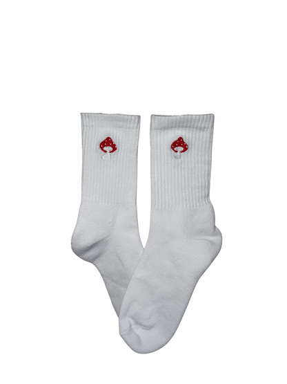 Chaussettes blanches hautes, 100% coton. Personnalisation des chaussettes grâce à des broderies. Il faut choisir parmi un choix de broderies dessinées à la main sur le thème de l’automne, saison automnale, Halloween, broderie cosy. La broderie est présente sur le côté extérieur des chaussettes. Toutes les broderies sont faites à la commande selon la personnalisation choisie. Ici, il s’agit de la broderie champignon vénéneux rouge à pois blancs. 