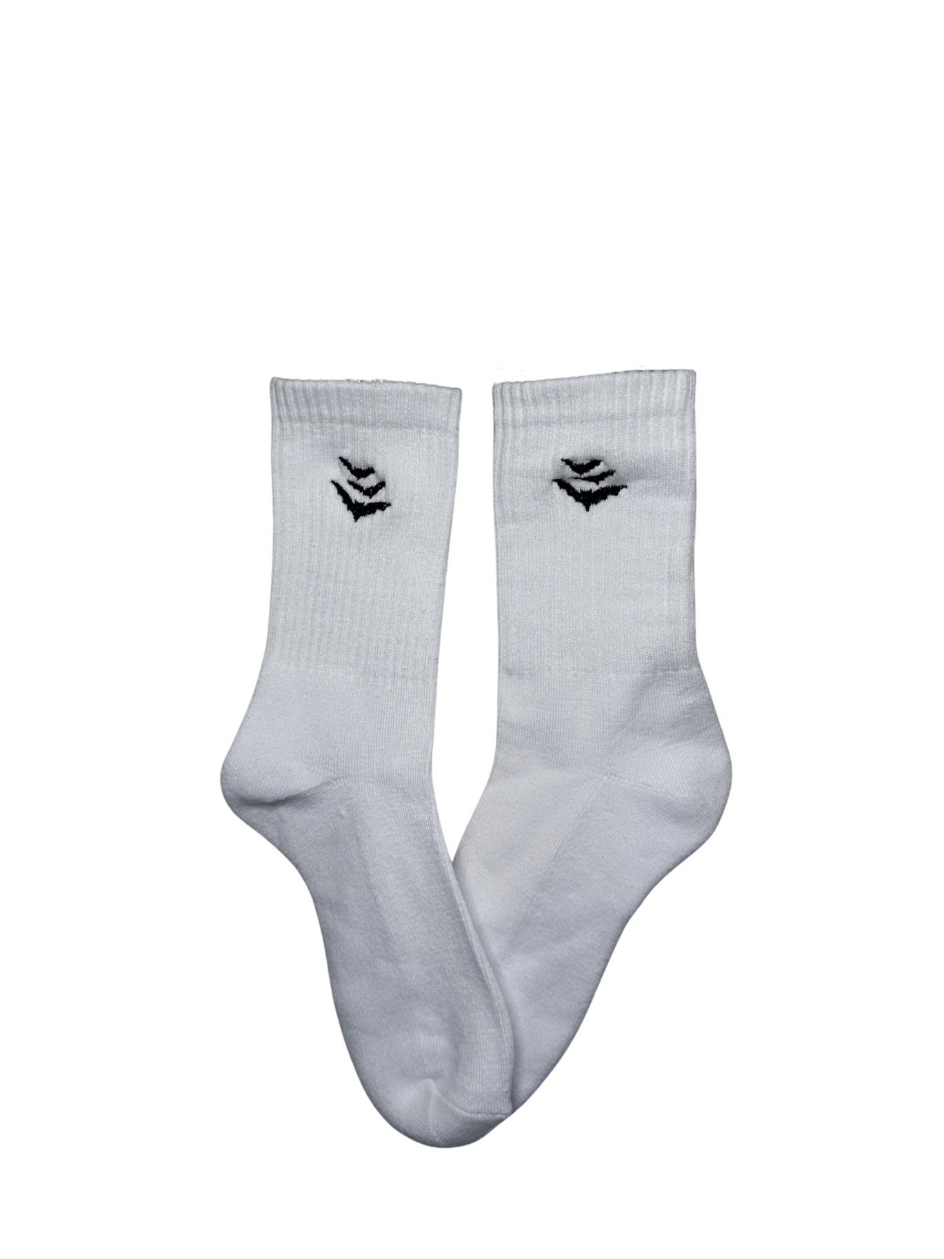 Chaussettes blanches hautes, 100% coton. Personnalisation des chaussettes grâce à des broderies. Il faut choisir parmi un choix de broderies dessinées à la main sur le thème de l’automne, saison automnale, Halloween, broderie cosy. La broderie est présente sur le côté extérieur des chaussettes. Toutes les broderies sont faites à la commande selon la personnalisation choisie. Ici, il s’agit de la broderie 3 chauve-souris, noir.
