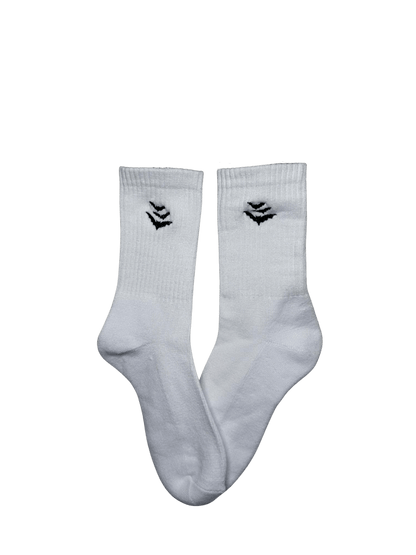 Chaussettes blanches hautes, 100% coton. Personnalisation des chaussettes grâce à des broderies. Il faut choisir parmi un choix de broderies dessinées à la main sur le thème de l’automne, saison automnale, Halloween, broderie cosy. La broderie est présente sur le côté extérieur des chaussettes. Toutes les broderies sont faites à la commande selon la personnalisation choisie. Ici, il s’agit de la broderie 3 chauve-souris, noir.