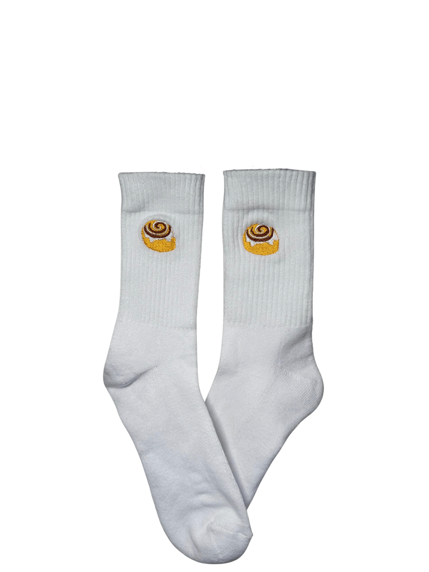 Chaussettes blanches hautes, 100% coton. Personnalisation des chaussettes grâce à des broderies. Il faut choisir parmi un choix de broderies dessinées à la main sur le thème de l’automne, saison automnale, Halloween, broderie cosy. La broderie est présente sur le côté extérieur des chaussettes. Toutes les broderies sont faites à la commande selon la personnalisation choisie. Ici, il s’agit de la broderie cinnamon roll, patisserie, orange, blanc et marron.