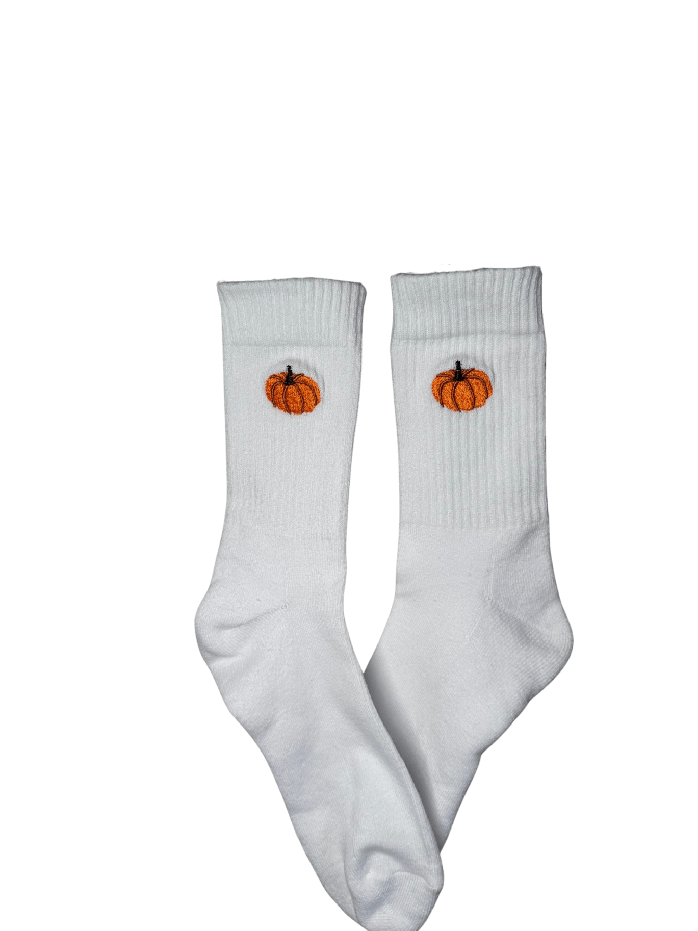 Chaussettes blanches hautes, 100% coton. Personnalisation des chaussettes grâce à des broderies. Il faut choisir parmi un choix de broderies dessinées à la main sur le thème de l’automne, saison automnale, Halloween, broderie cosy. La broderie est présente sur le côté extérieur des chaussettes. Toutes les broderies sont faites à la commande selon la personnalisation choisie. Ici, il s’agit de la broderie citrouille, orange.