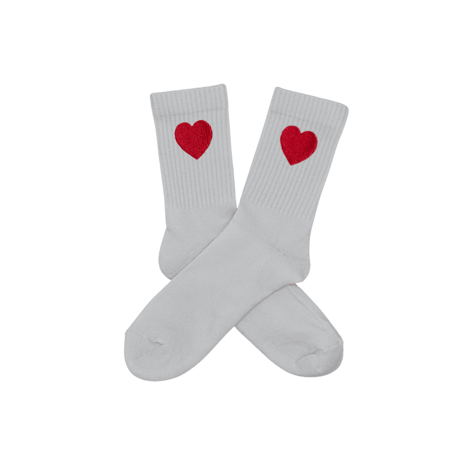 Chaussettes blanches hautes, 100% coton. Personnalisation des chaussettes grâce à des broderies. Il faut choisir parmi un choix de broderies dessinées à la main sur le thème de l’été sur la Côte d’Azur dans les Alpes Maritimes, 06. La broderie est présente sur le côté extérieur des chaussettes. Toutes les broderies sont faites à la commande selon la personnalisation choisie. Ici, il s’agit de la broderie coeur rouge.