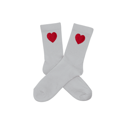 Chaussettes blanches hautes, 100% coton. Personnalisation des chaussettes grâce à des broderies. Il faut choisir parmi un choix de broderies dessinées à la main sur le thème de l’été sur la Côte d’Azur dans les Alpes Maritimes, 06. La broderie est présente sur le côté extérieur des chaussettes. Toutes les broderies sont faites à la commande selon la personnalisation choisie. Ici, il s’agit de la broderie coeur rouge.