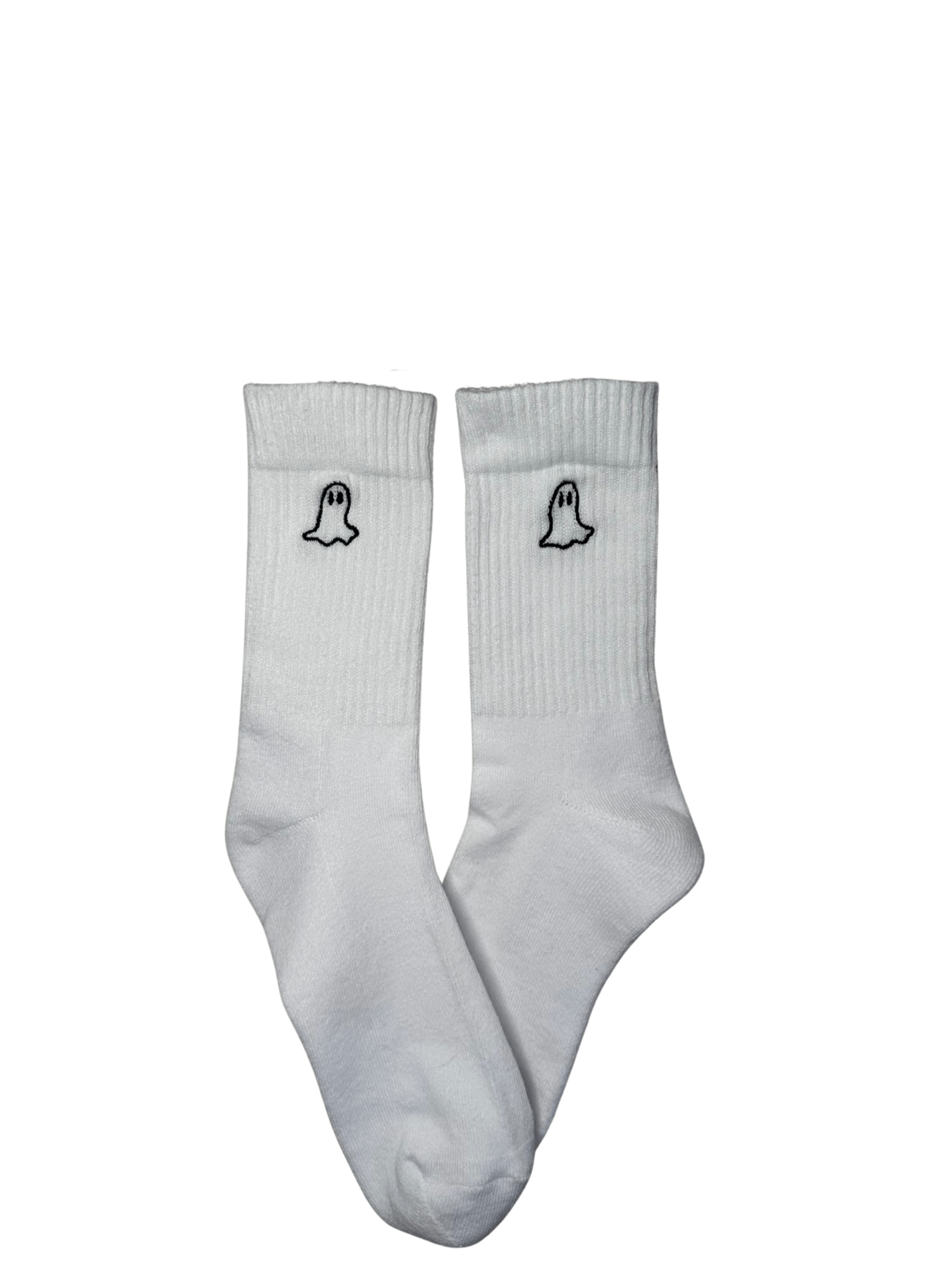 Chaussettes blanches hautes, 100% coton. Personnalisation des chaussettes grâce à des broderies. Il faut choisir parmi un choix de broderies dessinées à la main sur le thème de l’automne, saison automnale, Halloween, broderie cosy. La broderie est présente sur le côté extérieur des chaussettes. Toutes les broderies sont faites à la commande selon la personnalisation choisie. Ici, il s’agit de la broderie fantôme, contour noir.