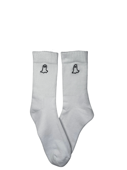 Chaussettes blanches hautes, 100% coton. Personnalisation des chaussettes grâce à des broderies. Il faut choisir parmi un choix de broderies dessinées à la main sur le thème de l’automne, saison automnale, Halloween, broderie cosy. La broderie est présente sur le côté extérieur des chaussettes. Toutes les broderies sont faites à la commande selon la personnalisation choisie. Ici, il s’agit de la broderie fantôme, contour noir.