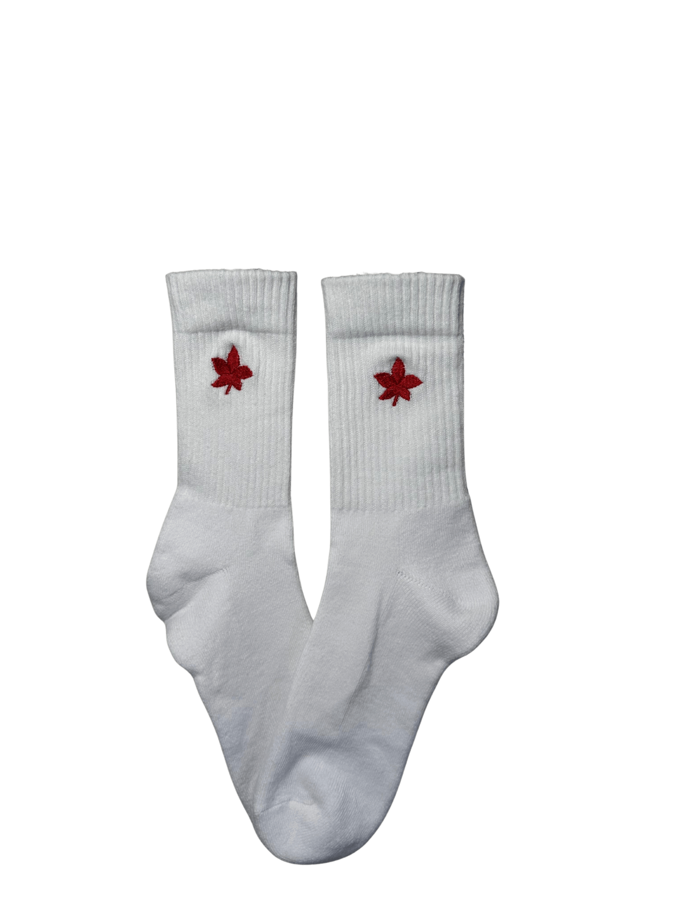 Chaussettes blanches hautes, 100% coton. Personnalisation des chaussettes grâce à des broderies. Il faut choisir parmi un choix de broderies dessinées à la main sur le thème de l’automne, saison automnale, Halloween, broderie cosy. La broderie est présente sur le côté extérieur des chaussettes. Toutes les broderies sont faites à la commande selon la personnalisation choisie. Ici, il s’agit de la broderie feuille rouge.