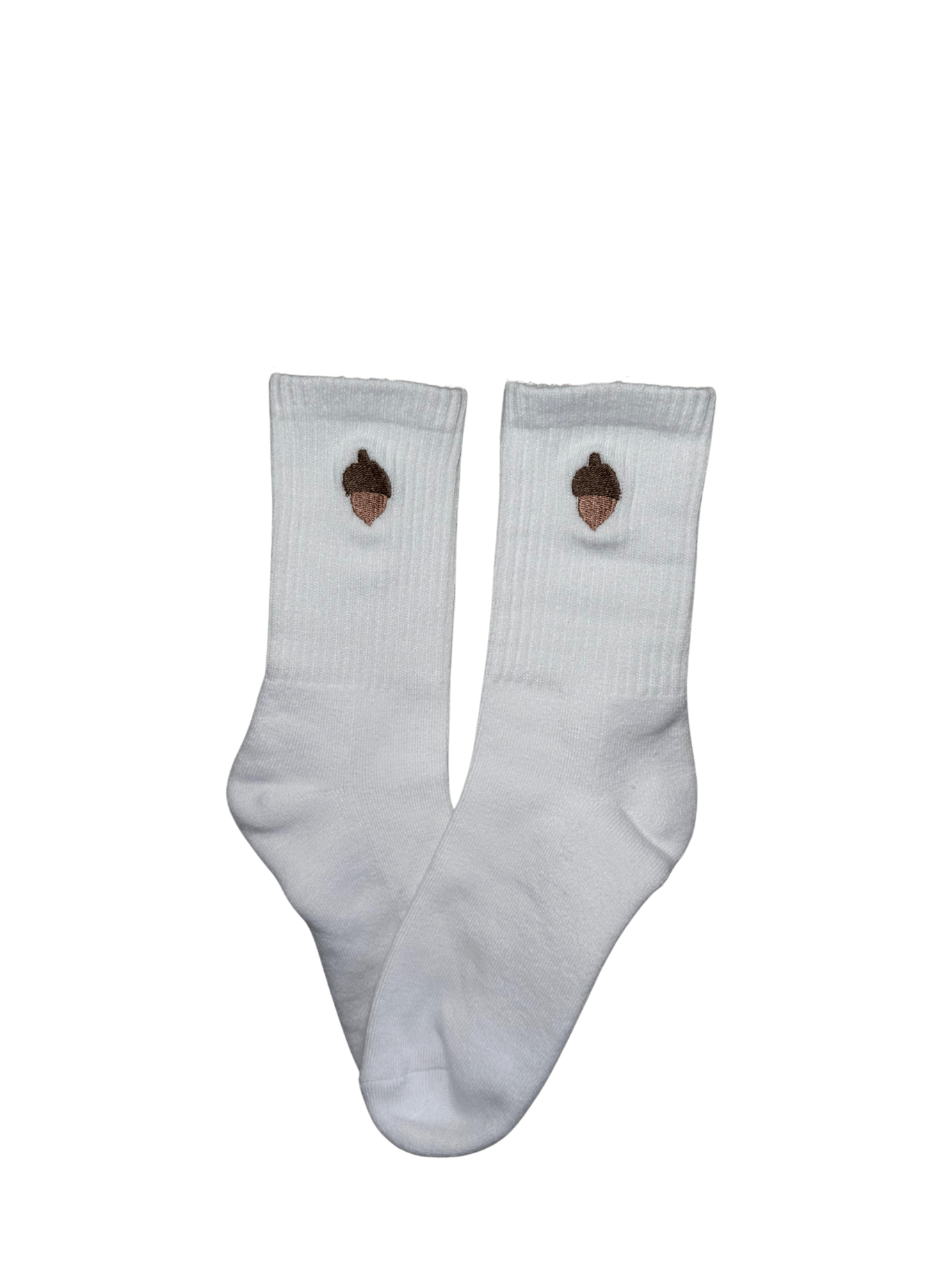 Chaussettes blanches hautes, 100% coton. Personnalisation des chaussettes grâce à des broderies. Il faut choisir parmi un choix de broderies dessinées à la main sur le thème de l’automne, saison automnale, Halloween, broderie cosy. La broderie est présente sur le côté extérieur des chaussettes. Toutes les broderies sont faites à la commande selon la personnalisation choisie. Ici, il s’agit de la broderie gland, marron.