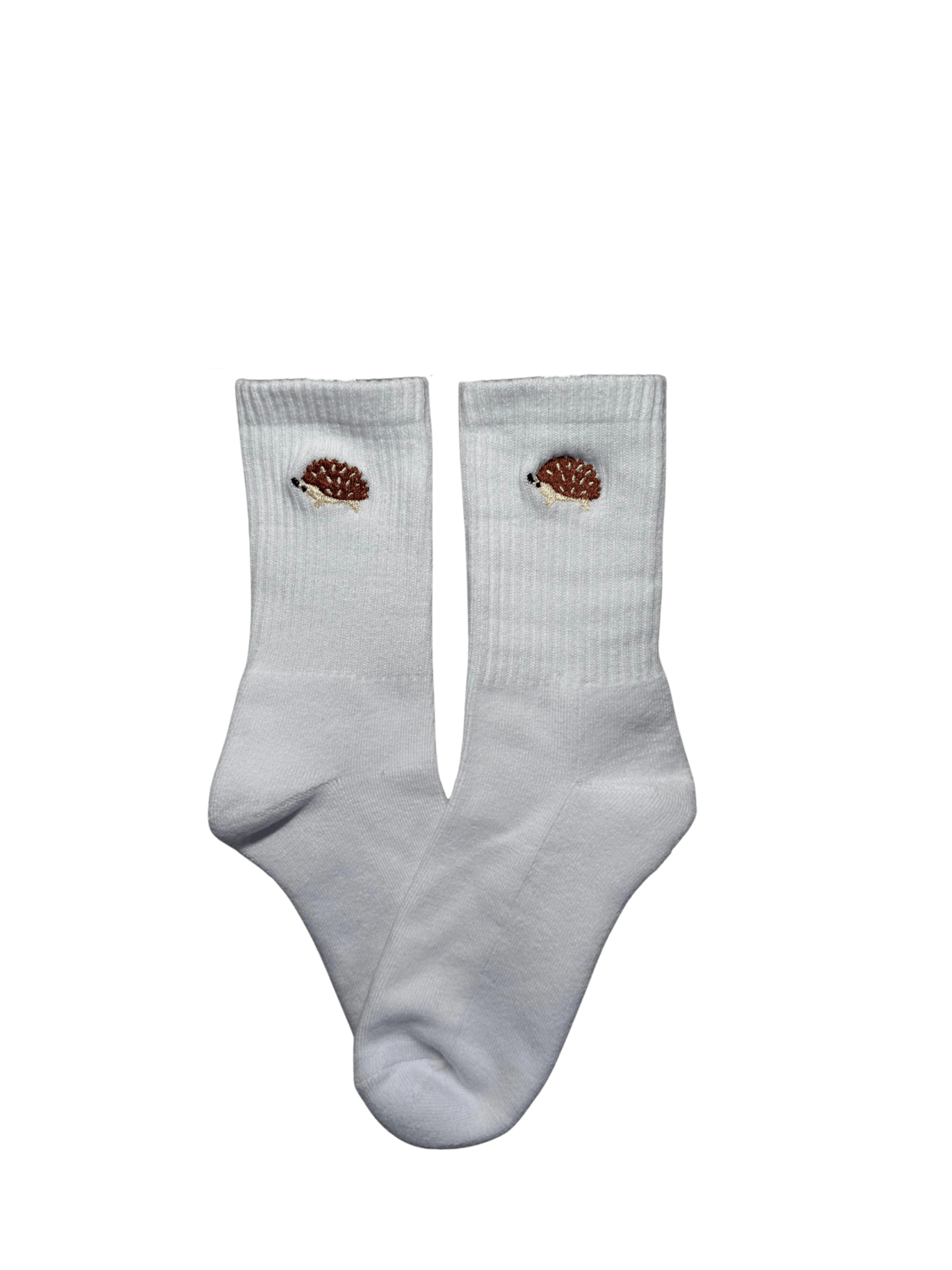 Chaussettes blanches hautes, 100% coton. Personnalisation des chaussettes grâce à des broderies. Il faut choisir parmi un choix de broderies dessinées à la main sur le thème de l’automne, saison automnale, Halloween, broderie cosy. La broderie est présente sur le côté extérieur des chaussettes. Toutes les broderies sont faites à la commande selon la personnalisation choisie. Ici, il s’agit de la broderie hérisson, marron, beige et noir. 