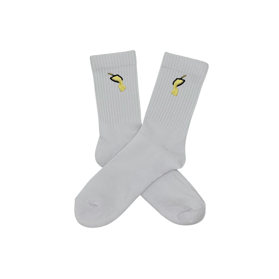 Chaussettes blanches hautes, 100% coton. Personnalisation des chaussettes grâce à des broderies. Il faut choisir parmi un choix de broderies dessinées à la main sur le thème de l’hiver, Noël, fêtes fin d’année, winter. La broderie est présente sur le côté extérieur des chaussettes. Toutes les broderies sont faites à la commande selon la personnalisation choisie. Ici, il s’agit de la broderie raclette fromage coulant