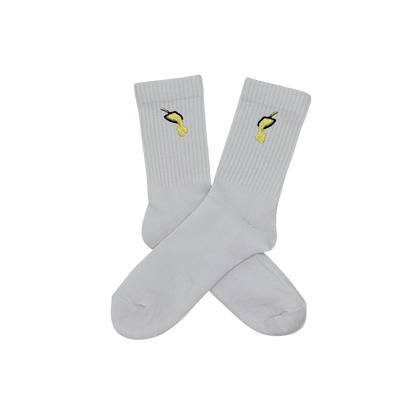 Chaussettes blanches hautes, 100% coton. Personnalisation des chaussettes grâce à des broderies. Il faut choisir parmi un choix de broderies dessinées à la main sur le thème de l’hiver, Noël, fêtes fin d’année, winter. La broderie est présente sur le côté extérieur des chaussettes. Toutes les broderies sont faites à la commande selon la personnalisation choisie. Ici, il s’agit de la broderie raclette fromage coulant