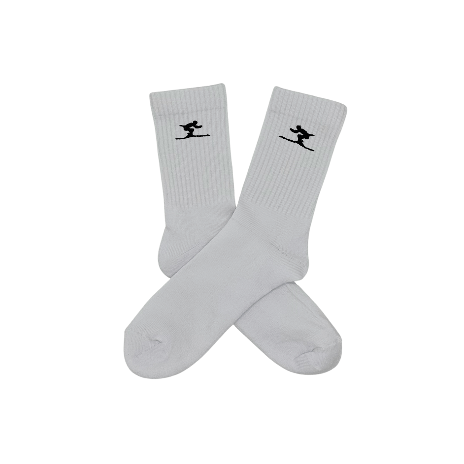 Chaussettes blanches hautes, 100% coton. Personnalisation des chaussettes grâce à des broderies. Il faut choisir parmi un choix de broderies dessinées à la main sur le thème de l’hiver, Noël, fêtes fin d’année, winter. La broderie est présente sur le côté extérieur des chaussettes. Toutes les broderies sont faites à la commande selon la personnalisation choisie. Ici, il s’agit de la broderie ski skieur