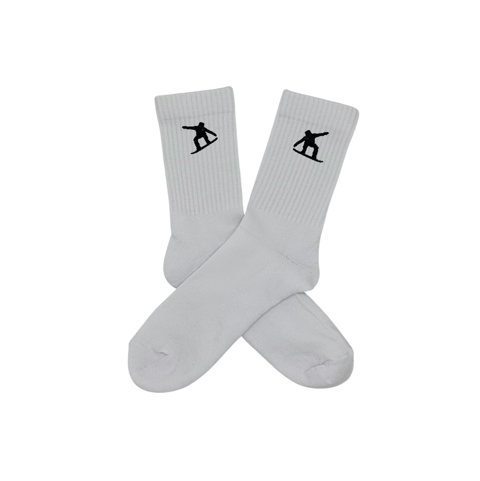 Chaussettes blanches hautes, 100% coton. Personnalisation des chaussettes grâce à des broderies. Il faut choisir parmi un choix de broderies dessinées à la main sur le thème de l’hiver, Noël, fêtes fin d’année, winter. La broderie est présente sur le côté extérieur des chaussettes. Toutes les broderies sont faites à la commande selon la personnalisation choisie. Ici, il s’agit de la broderie snowboard