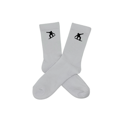 Chaussettes blanches hautes, 100% coton. Personnalisation des chaussettes grâce à des broderies. Il faut choisir parmi un choix de broderies dessinées à la main sur le thème de l’hiver, Noël, fêtes fin d’année, winter. La broderie est présente sur le côté extérieur des chaussettes. Toutes les broderies sont faites à la commande selon la personnalisation choisie. Ici, il s’agit de la broderie snowboard