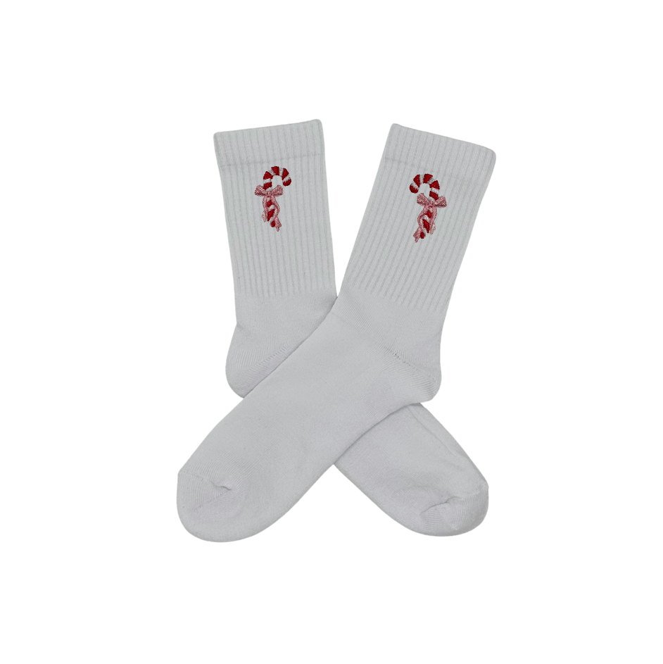 Chaussettes blanches hautes, 100% coton. Personnalisation des chaussettes grâce à des broderies. Il faut choisir parmi un choix de broderies dessinées à la main sur le thème de l’hiver, Noël, fêtes fin d’année, winter. La broderie est présente sur le côté extérieur des chaussettes. Toutes les broderies sont faites à la commande selon la personnalisation choisie. Ici, il s’agit de la broderie sucre d'orge