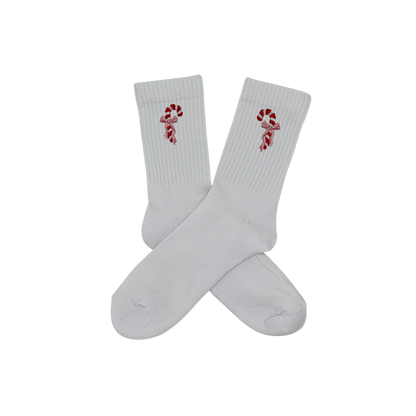 Chaussettes blanches hautes, 100% coton. Personnalisation des chaussettes grâce à des broderies. Il faut choisir parmi un choix de broderies dessinées à la main sur le thème de l’hiver, Noël, fêtes fin d’année, winter. La broderie est présente sur le côté extérieur des chaussettes. Toutes les broderies sont faites à la commande selon la personnalisation choisie. Ici, il s’agit de la broderie sucre d'orge