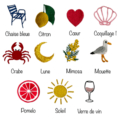 11 motifs de broderie à choisir pour personnaliser son vêtement, maillot, chaussettes... : chaise bleue de Nice 06, citron de Menton 06, coeur rouge, coquillage rose, crabe rouge, lune, mimosa fleur, mouette, pomelo, soleil, verre de vin rosé.