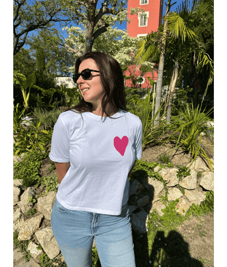 Mannequin modèle femme portant un crop top blanc 100% coton personnalisé avec un DTF, flocage d'un coeur rose à l'avant 