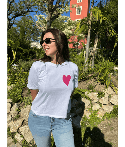 Mannequin modèle femme portant un crop top blanc 100% coton personnalisé avec un DTF, flocage d'un coeur rose à l'avant 