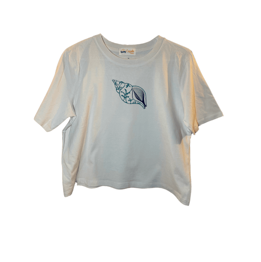 Crop top blanc, manche courte, large, 100% coton. Personnalisation du débardeur grâce à des broderies. Il faut choisir parmi un choix de broderies dessinées à la main sur le thème de l’été sur la Côte d’Azur dans les Alpes Maritimes, 06. Il faut aussi choisir la position de la broderie entre à gauche côté cœur, à droite ou au milieu. Toutes les broderies sont faites à la commande selon la personnalisation choisie. Ici, il s’agit de la broderie coquillage en spirale bleu.