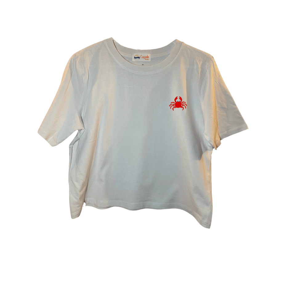 Crop top blanc, manche courte, large, 100% coton. Personnalisation du débardeur grâce à des broderies. Il faut choisir parmi un choix de broderies dessinées à la main sur le thème de l’été sur la Côte d’Azur dans les Alpes Maritimes, 06. Il faut aussi choisir la position de la broderie entre à gauche côté cœur, à droite ou au milieu. Toutes les broderies sont faites à la commande selon la personnalisation choisie. Ici, il s’agit de la broderie crabe rouge.