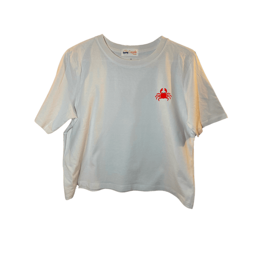 Crop top blanc, manche courte, large, 100% coton. Personnalisation du débardeur grâce à des broderies. Il faut choisir parmi un choix de broderies dessinées à la main sur le thème de l’été sur la Côte d’Azur dans les Alpes Maritimes, 06. Il faut aussi choisir la position de la broderie entre à gauche côté cœur, à droite ou au milieu. Toutes les broderies sont faites à la commande selon la personnalisation choisie. Ici, il s’agit de la broderie crabe rouge.