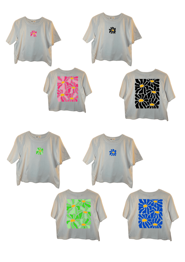 Crop top blanc court, manche courte, 100% coton. Personnalisation du crop top grâce à une technique de flocage, le DTF, pour une meilleure qualité d’impression et de tenue. La personnalisation est floquée à l’avant au centre en haut et à l’arrière en grand dans le dos. Ici, il s’agit de la personnalisation de DTF fleur rose, fleur noir, fleur vert, fleur bleu. 