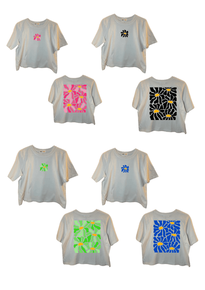 Crop top blanc court, manche courte, 100% coton. Personnalisation du crop top grâce à une technique de flocage, le DTF, pour une meilleure qualité d’impression et de tenue. La personnalisation est floquée à l’avant au centre en haut et à l’arrière en grand dans le dos. Ici, il s’agit de la personnalisation de DTF fleur rose, fleur noir, fleur vert, fleur bleu. 