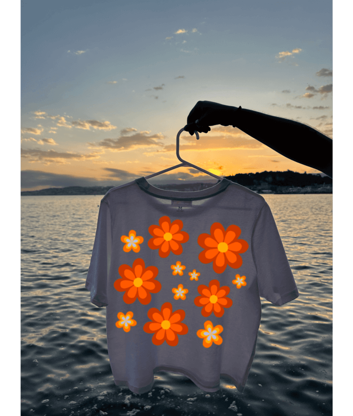 Crop top blanc coton personnalisation DTF fleur orange dans le dos idée années 70 seventies. Coucher de soleil au bord de l'eau, mer, plage Nice 06