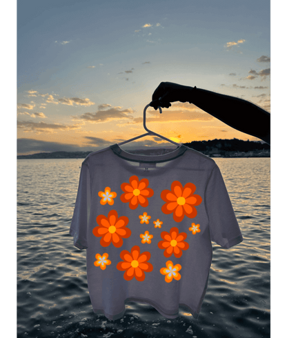 Crop top blanc coton personnalisation DTF fleur orange dans le dos idée années 70 seventies. Coucher de soleil au bord de l'eau, mer, plage Nice 06