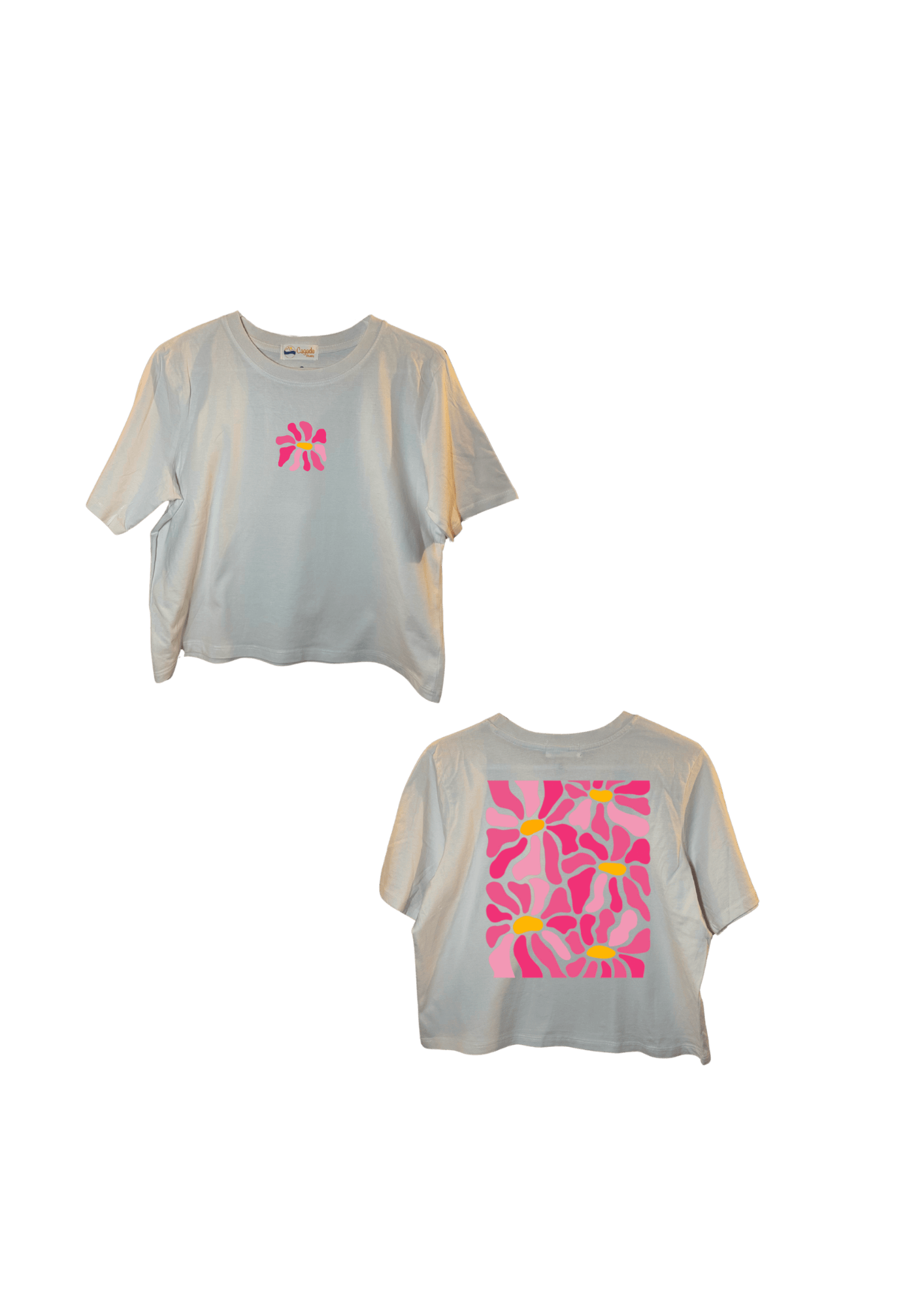 Crop top blanc court, manche courte, 100% coton. Personnalisation du crop top grâce à une technique de flocage, le DTF, pour une meilleure qualité d’impression et de tenue. La personnalisation est floquée à l’avant au milieu en haut et à l’arrière en grand dans le dos. Ici, il s’agit de la personnalisation de DTF fleur rose. 