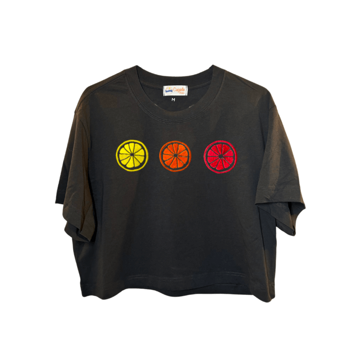 Crop top noir, manche courte, large, 100% coton. Personnalisation du débardeur grâce à des broderies. Il faut choisir parmi un choix de broderies dessinées à la main sur le thème de l’été sur la Côte d’Azur dans les Alpes Maritimes, 06. Il faut aussi choisir la position de la broderie entre à gauche côté cœur, à droite ou au milieu. Toutes les broderies sont faites à la commande selon la personnalisation choisie. Ici, il s’agit de la broderie 3 agrumes : citron, orange et pomelo, pamplemousse rose flashy.