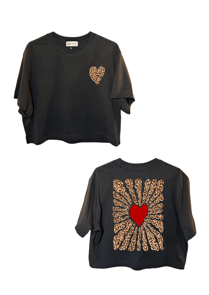 Crop top noir court, manche courte, 100% coton. Personnalisation du crop top grâce à une technique de flocage, le DTF, pour une meilleure qualité d’impression et de tenue. La personnalisation est floquée à l’avant un coeur léopard au niveau du cœur, en haut à gauche et à l’arrière en grand dans le dos coeur rouge et léopard. Ici, il s’agit de la personnalisation de DTF cœur rouge au centre et des vagues léopard autour. 
