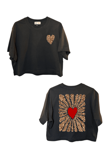 Crop top noir court, manche courte, 100% coton. Personnalisation du crop top grâce à une technique de flocage, le DTF, pour une meilleure qualité d’impression et de tenue. La personnalisation est floquée à l’avant un coeur léopard au niveau du cœur, en haut à gauche et à l’arrière en grand dans le dos coeur rouge et léopard. Ici, il s’agit de la personnalisation de DTF cœur rouge au centre et des vagues léopard autour. 