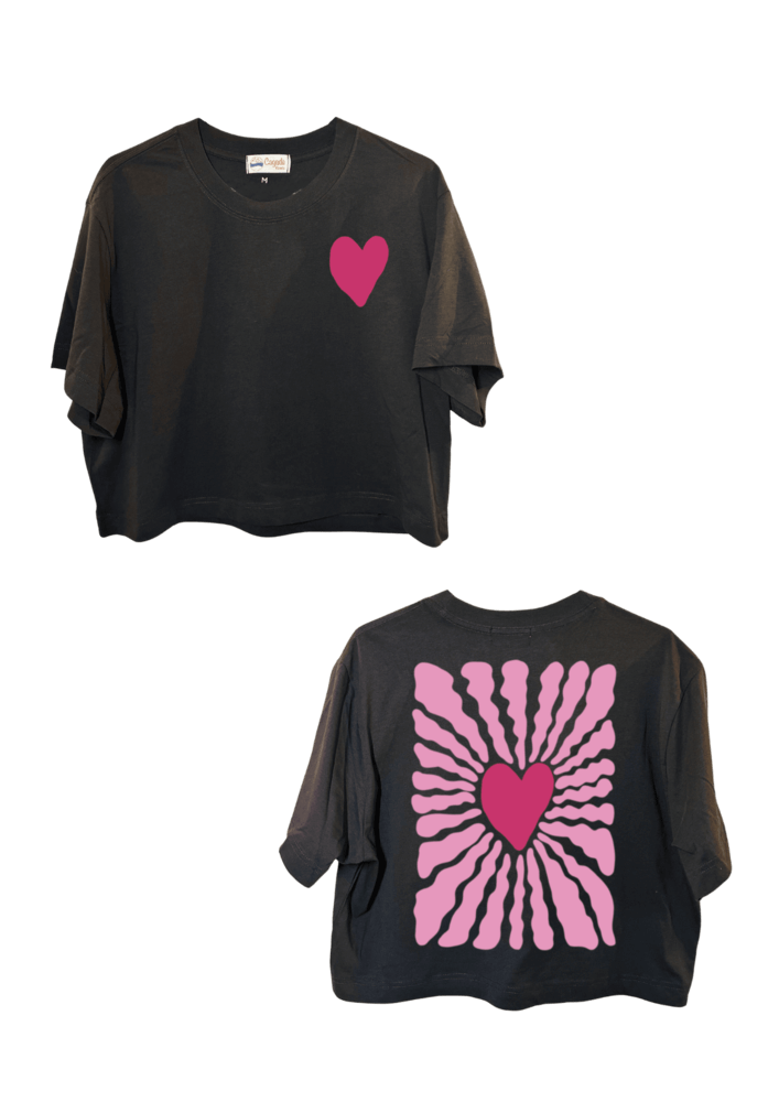 Crop top noir court, manche courte, 100% coton. Personnalisation du crop top grâce à une technique de flocage, le DTF, pour une meilleure qualité d’impression et de tenue. La personnalisation est floquée à l’avant au niveau du cœur, en haut à gauche et à l’arrière en grand dans le dos. Ici, il s’agit de la personnalisation de DTF cœur rose. 