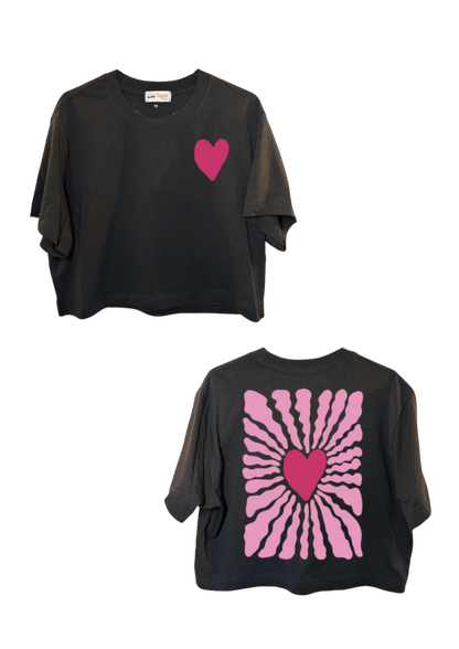 Crop top noir court, manche courte, 100% coton. Personnalisation du crop top grâce à une technique de flocage, le DTF, pour une meilleure qualité d’impression et de tenue. La personnalisation est floquée à l’avant au niveau du cœur, en haut à gauche et à l’arrière en grand dans le dos. Ici, il s’agit de la personnalisation de DTF cœur rose. 