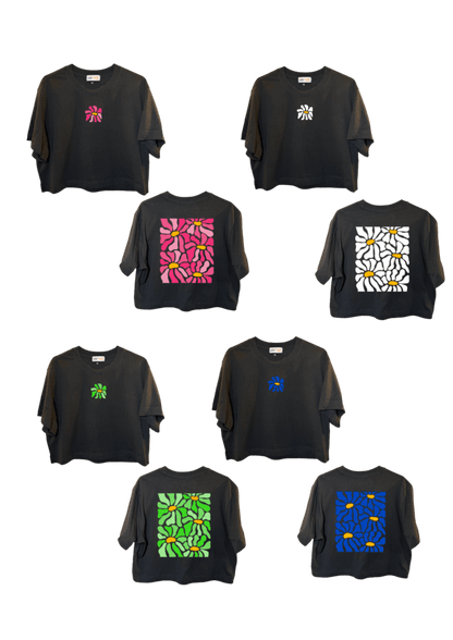 Crop top blanc court, manche courte, 100% coton. Personnalisation du crop top grâce à une technique de flocage, le DTF, pour une meilleure qualité d’impression et de tenue. La personnalisation est floquée à l’avant au centre en haut et à l’arrière en grand dans le dos. Ici, il s’agit de la personnalisation de DTF fleur rose, fleur noir, fleur vert, fleur bleu. 