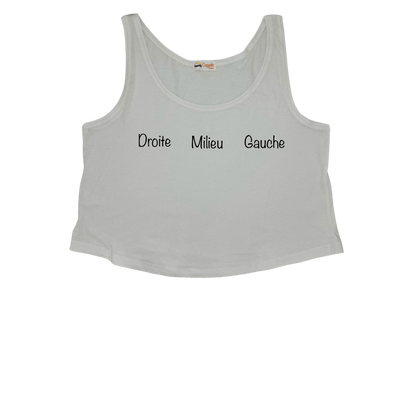 Débardeur blanc court, crop top, 100% coton. Personnalisation du débardeur grâce à des broderies. Il faut choisir parmi un choix de broderies dessinées à la main sur le thème de l’été sur la Côte d’Azur dans les Alpes Maritimes, 06. Il faut aussi choisir la position de la broderie entre à gauche côté cœur, à droite ou au milieu. Toutes les broderies sont faites à la commande selon la personnalisation choisie. Modèle de présentation.