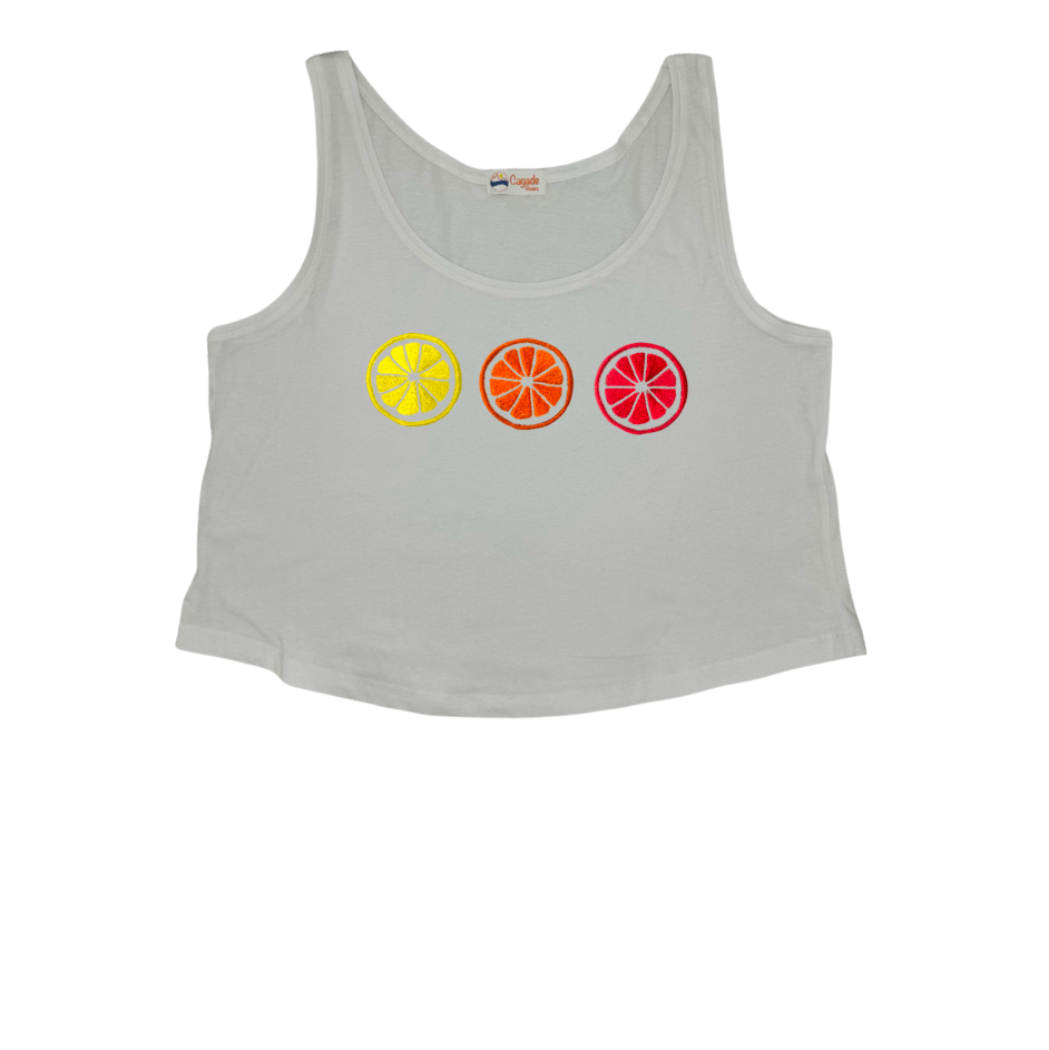 Débardeur blanc court, crop top, 100% coton. Personnalisation du débardeur grâce à des broderies. Il faut choisir parmi un choix de broderies dessinées à la main sur le thème de l’été sur la Côte d’Azur dans les Alpes Maritimes, 06. Il faut aussi choisir la position de la broderie entre à gauche côté cœur, à droite ou au milieu. Toutes les broderies sont faites à la commande selon la personnalisation choisie. Ici, il s’agit de la broderie 3 agrumes : citron, orange et pomelo, pamplemousse rose flashy.