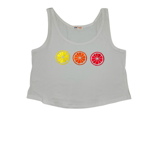 Débardeur blanc court, crop top, 100% coton. Personnalisation du débardeur grâce à des broderies. Il faut choisir parmi un choix de broderies dessinées à la main sur le thème de l’été sur la Côte d’Azur dans les Alpes Maritimes, 06. Il faut aussi choisir la position de la broderie entre à gauche côté cœur, à droite ou au milieu. Toutes les broderies sont faites à la commande selon la personnalisation choisie. Ici, il s’agit de la broderie 3 agrumes : citron, orange et pomelo, pamplemousse rose flashy.