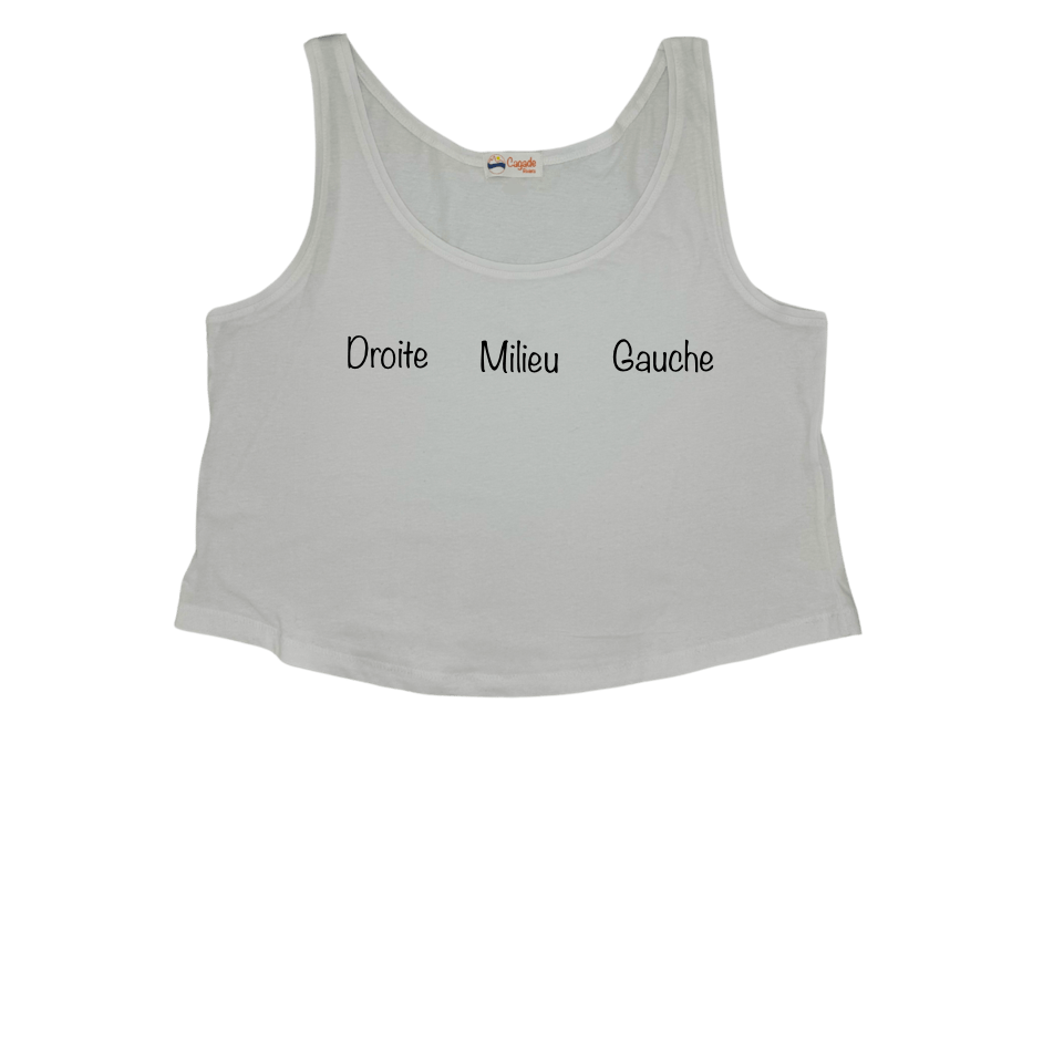 Débardeur blanc court, crop top, 100% coton. Personnalisation du débardeur grâce à des broderies. Il faut choisir parmi un choix de broderies dessinées à la main sur le thème de l’été sur la Côte d’Azur dans les Alpes Maritimes, 06. Il faut aussi choisir la position de la broderie entre à gauche côté cœur, à droite ou au milieu. Toutes les broderies sont faites à la commande selon la personnalisation choisie. Modèle de présentation. 
