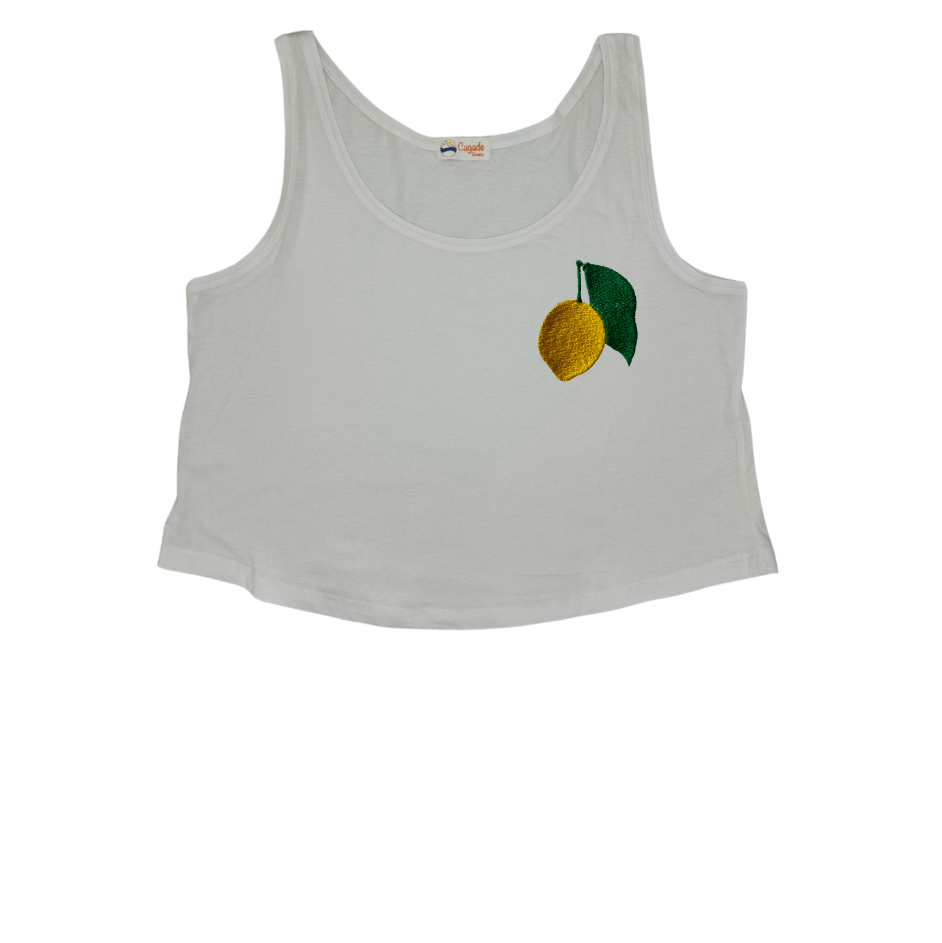 Débardeur blanc court, crop top, 100% coton. Personnalisation du débardeur grâce à des broderies. Il faut choisir parmi un choix de broderies dessinées à la main sur le thème de l’été sur la Côte d’Azur dans les Alpes Maritimes, 06. Il faut aussi choisir la position de la broderie entre à gauche côté cœur, à droite ou au milieu. Toutes les broderies sont faites à la commande selon la personnalisation choisie. Ici, il s’agit de la broderie citron de Menton, jaune et vert. Emblème de la ville de Menton.