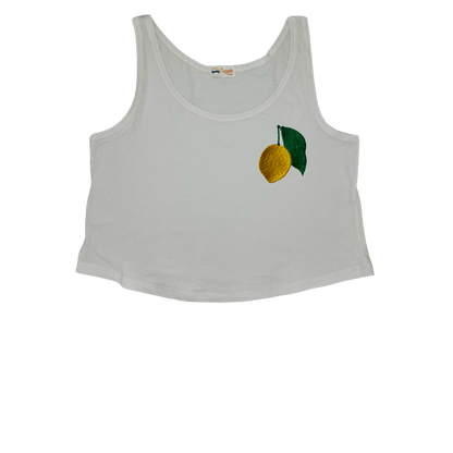 Débardeur blanc court, crop top, 100% coton. Personnalisation du débardeur grâce à des broderies. Il faut choisir parmi un choix de broderies dessinées à la main sur le thème de l’été sur la Côte d’Azur dans les Alpes Maritimes, 06. Il faut aussi choisir la position de la broderie entre à gauche côté cœur, à droite ou au milieu. Toutes les broderies sont faites à la commande selon la personnalisation choisie. Ici, il s’agit de la broderie citron de Menton, jaune et vert. Emblème de la ville de Menton.