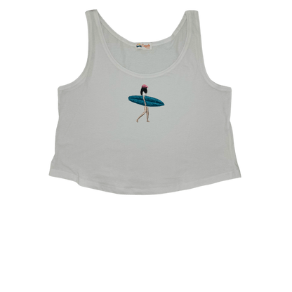 Débardeur blanc court, crop top, 100% coton. Personnalisation du débardeur grâce à des broderies. Il faut choisir parmi un choix de broderies dessinées à la main sur le thème de l’été sur la Côte d’Azur dans les Alpes Maritimes, 06. Il faut aussi choisir la position de la broderie entre à gauche côté cœur, à droite ou au milieu. Toutes les broderies sont faites à la commande selon la personnalisation choisie. Ici, il s’agit de la broderie surfeuse avec sa planche.