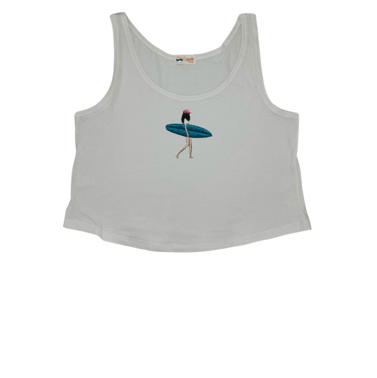 Débardeur blanc court, crop top, 100% coton. Personnalisation du débardeur grâce à des broderies. Il faut choisir parmi un choix de broderies dessinées à la main sur le thème de l’été sur la Côte d’Azur dans les Alpes Maritimes, 06. Il faut aussi choisir la position de la broderie entre à gauche côté cœur, à droite ou au milieu. Toutes les broderies sont faites à la commande selon la personnalisation choisie. Ici, il s’agit de la broderie surfeuse avec sa planche.