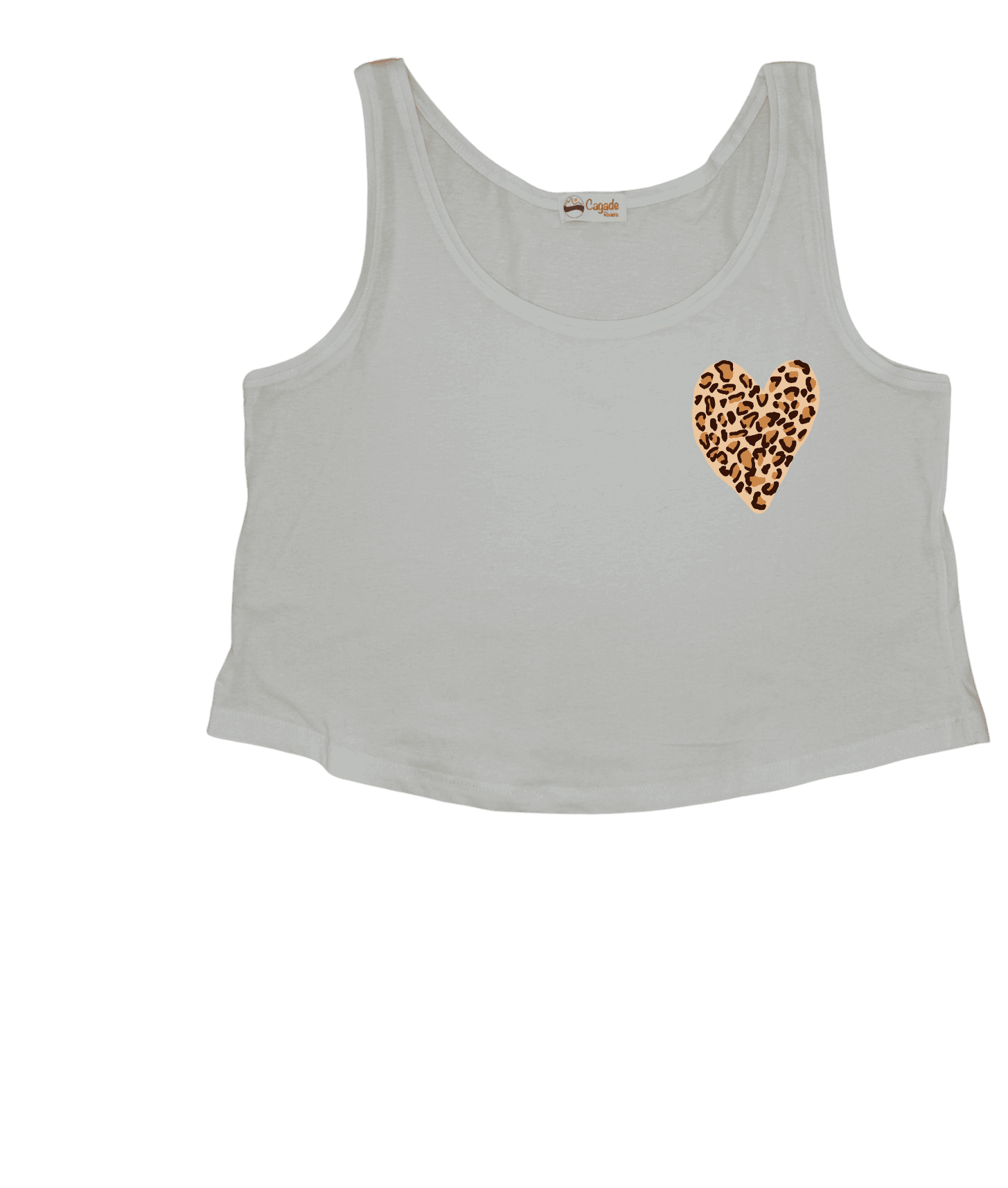 Débardeur blanc court, crop top, 100% coton. Personnalisation du débardeur grâce à une technique de flocage, le DTF, pour une meilleure qualité d’impression et de tenue. La personnalisation est floquée au niveau du cœur, en haut à gauche. Ici, il s’agit de la personnalisation de DTF cœur léopard. 