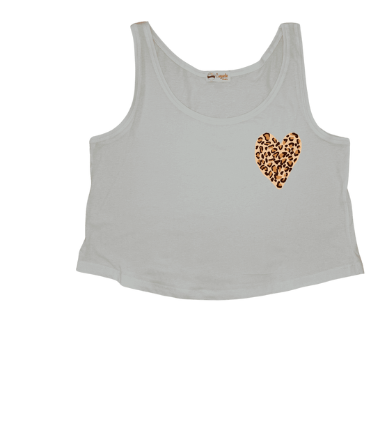 Débardeur blanc court, crop top, 100% coton. Personnalisation du débardeur grâce à une technique de flocage, le DTF, pour une meilleure qualité d’impression et de tenue. La personnalisation est floquée au niveau du cœur, en haut à gauche. Ici, il s’agit de la personnalisation de DTF cœur léopard. 