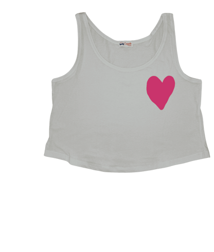 Débardeur blanc court, crop top, 100% coton. Personnalisation du débardeur grâce à une technique de flocage, le DTF, pour une meilleure qualité d’impression et de tenue. La personnalisation est floquée au niveau du cœur, en haut à gauche. Ici, il s’agit de la personnalisation de DTF cœur rose. 