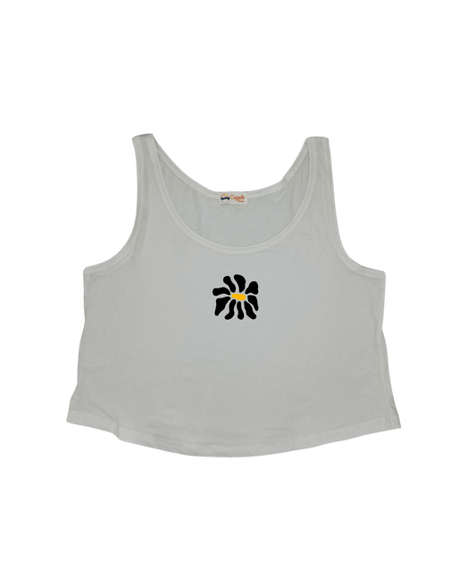 Débardeur blanc court, crop top, 100% coton. Personnalisation du débardeur grâce à une technique de flocage, le DTF, pour une meilleure qualité d’impression et de tenue. La personnalisation est floquée au centre, en haut milieu. Ici, il s’agit de la personnalisation de DTF fleur en noir. 