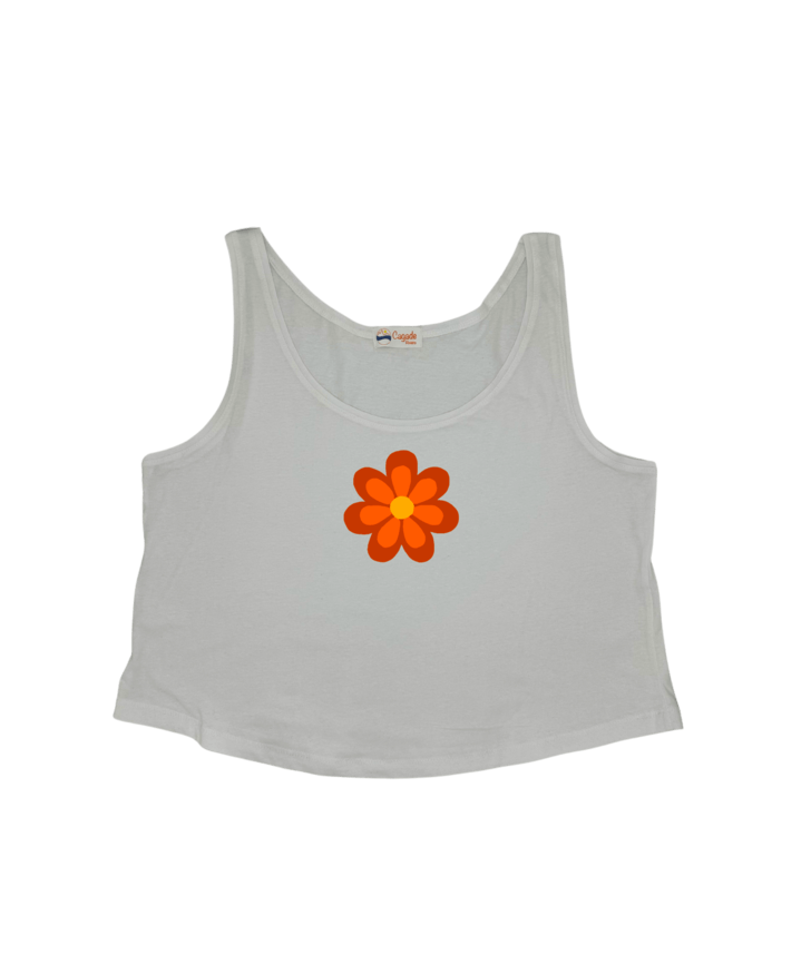 Débardeur blanc court, crop top, 100% coton. Personnalisation du débardeur grâce à une technique de flocage, le DTF, pour une meilleure qualité d’impression et de tenue. La personnalisation est floquée au centre, en haut milieu. Ici, il s’agit de la personnalisation de DTF fleur orange inspirée des années 70.